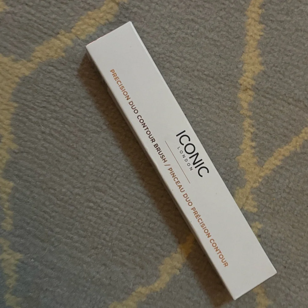 Iconic London Precision Duo Contour Double-Ended Makeup Brush